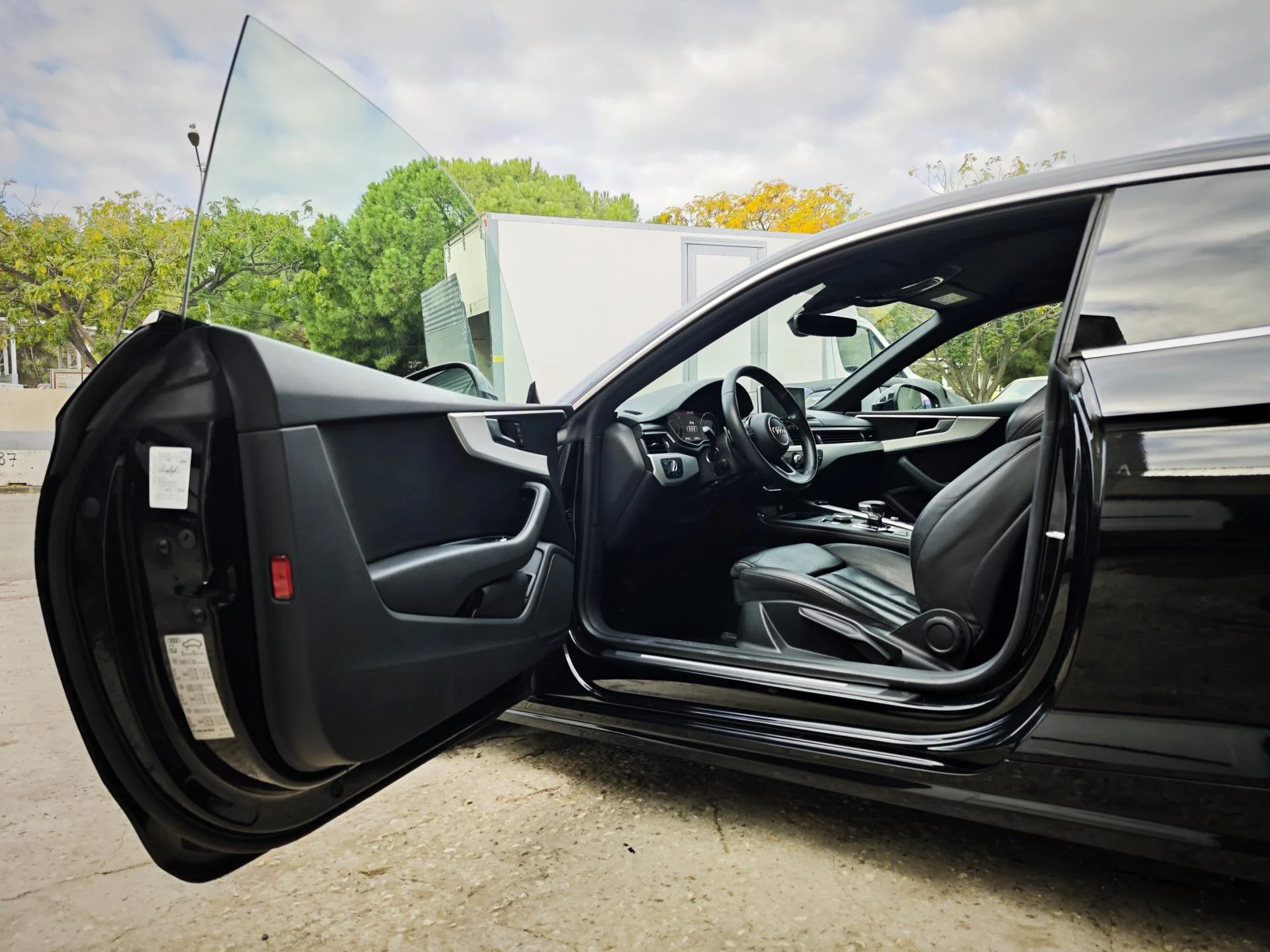 Traitement de sellerie en cuir sur cette Audi A5 dans nos ateliers à Toulon , Customwrap Concept.